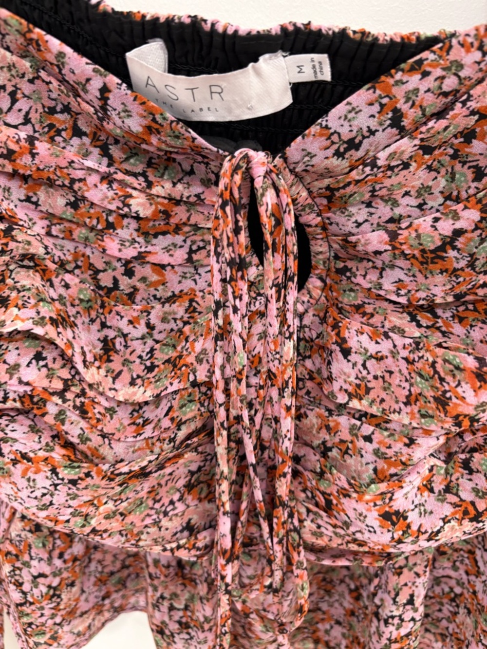 ASTR The Label Toni Keyhole Square Neck Smocked Floral Chiffon Blouse Size M - Picture 5 of 14